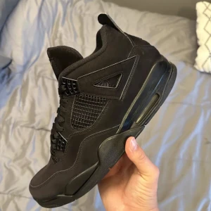 Black jordan 4  - Black jordan 4 som är dom nya. Finns ett par stycken och alla är i samma skick. Fler frågor kan jag svara på privat för de som är intresserade. De bara att säga till om sin storlek ifall man är intresserad.