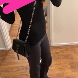 Valentino väska  - Köpte för 1200 men säljer för 500