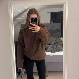 Teddy jacka - Säljer en brun teddy jacka som inte går att köpa längre.  Jag har för många teddyjackor vilket betyder att jag inte får användning av dem tyvärr.  Storlek XS Pris 350:- Vid frågor kontakta mig 🫶🏽