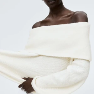 Stickad off shoulder !! - säljer nu denna så fina stickade off shouldertröja som passar perfekt nu till hösten/vintern 🫦🫦💕 (använd en gång) 