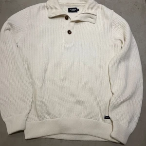 Stickad tröja - Nyskick, sparsamt använd Nypris 1200