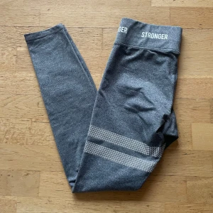 Stronger tights - Snygga mönstrade träningstights från stronger i bra skick, pris kan diskuteras ❤️