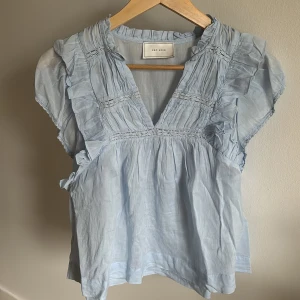 Neo noir blus - Finaste blusen från neo noir perfekt till vår och sommar💙Endast använd en gång!🥰