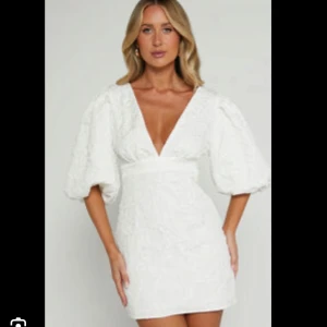 Studentklänning från Showpo - Super fin studentklänning från showpo i Xs, har sytt in armarna lite så de inte är lika ’ballongiga’. Även sytt någon cm vid bröstet. 