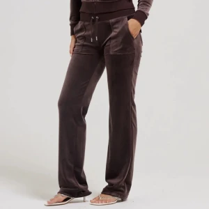 Juicy couture  - Jätte fina knappt använda , dem passar mig i längden o jag är 173 (kommer knappt till användning  Köpt för 1500kr  Pris går att diskutera  