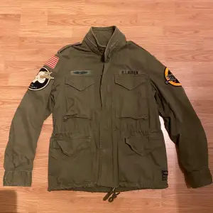 Ralph lauren field jacket i bra skick, finns lite  fläckar/märken 💯 Size M 💯väldigt eftertraktad och perfekt nu till hösten 💯Tveka inte att kontakta vid minsta lilla fundering 🙏💯