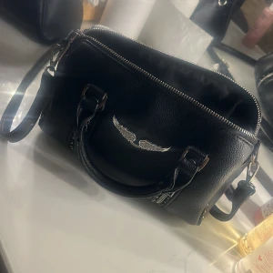 Fin väska  - Jätte fin väska som jag inte är 100 på om den är äkta men köpte den för 900kr så jag säljer den för 500kr men kan tänka mig 450kr vid snabb affär💕