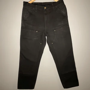 Carhartt WIP double knee jeans - Carhartt WIP double knee jeans i bra skick. Köpta för 1400 och är storlek 30/30. Fråga på om du har funderingar!