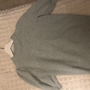 Stickad T-shirt  - Stickad t-shirt från Vera Moda