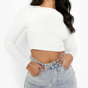Long-sleeved cropped top - Basic croppad topp med långa ärmar.   Nyskick då den aldrig är använd.     Sitter som XS, finns bild på storlek.