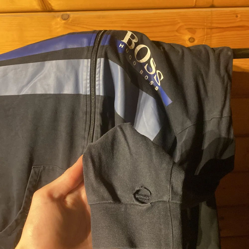 En äldre modell som inte använts på länge. Storlek Medium men passar bra till smal.  Finns ett litet hål på undersidan av vänstra armen men inget man ser eller tänker på. . Hoodies.