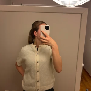 Kortärmad kofta från Gina Tricot  - Aldrig använd PRISLAPP KVAR Kortärmad kofta från Ginatricot  Nypris 400kr