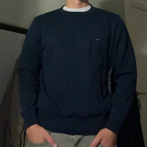 Hilfinger sweatshirt  - Hilfinger sweatshirt i utmärkt skick. Modellen är 187 och väger 84. Skriv om ni har några frågor💭 Priset är inte hugget i sten💸🤝