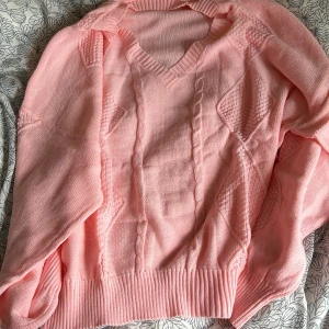 Stor rosa beige tröja - Ca 80cm lång och ca 50 cm bred