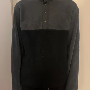 Uniqlo tröja - Uniqlo tröja bara använd 2 gånger pris kan diskuteras vid snabb affär