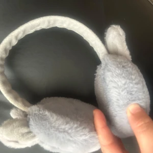 öronmuffar , earmuffs - Snygga öronmuffar i grått med kaninöron. Perfekt för att hålla öronen varma under kalla vinterdagar.  Stylish ear muffs in gray with rabbit ears. Perfect for keeping your ears warm on cold winter days.