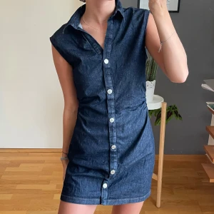 Jeansklänning - Jeansklänning från zara i storlek XS men väldigt stretchig, jag är 165 😚 Passar perfekt till boots