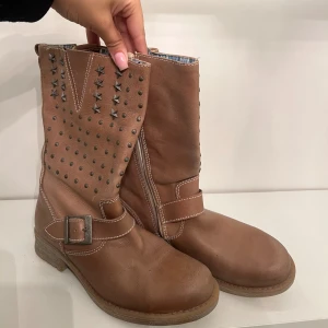 Boots  - Boots med nitar, bra skick 