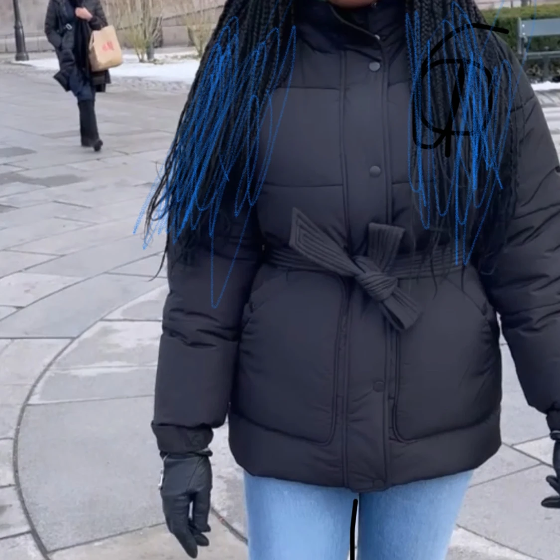 	1.	Svart puffig jacka – stilig & varm	med bälte och huva! - 4