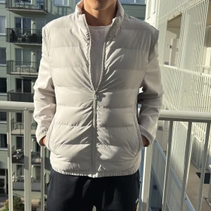 Zara cardigan  - Säljer min Zara cardigan då jag köpt en annan färg men dragit bort lappen. Den är jätte skön och väldigt bra jacka som håller värmen   Passar L/XL