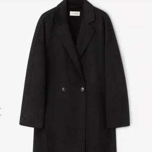 Dagmar Double Coat  (Helt oanvänd, prislapp)  - Såå lyxig, fin lång oversized kappa! 🫶🏼 Storlek: 36  Material: 100% ULL  OBS: Den är helt ny och oanvänd!  OBS: Djur och rökfritt hem Plaggets mått i cm:  Rygglängd: 128 Axelfall: 23  Armlängd 51,5  Nypris 10.000  