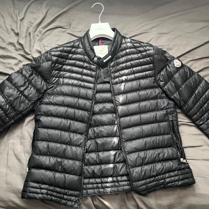 Monclear jacka  - En jacka i nytt skick. Använd få tal gånger, säljs på grund av för liten storlek. Obs, kvitto finns och priset kan diskuteras 