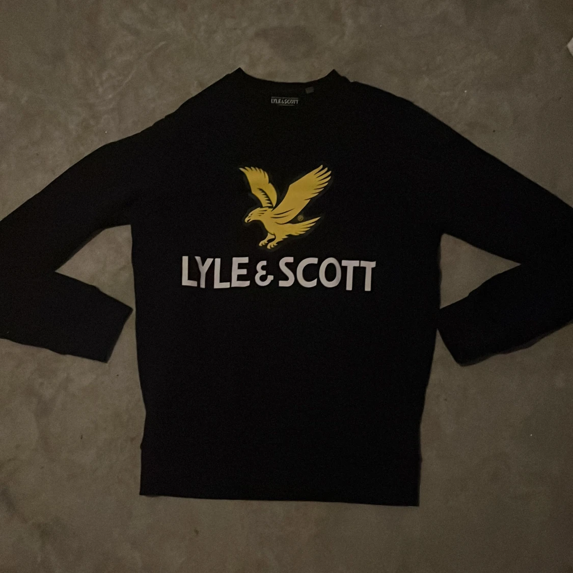 Svart lyle and scott sweatshirt
