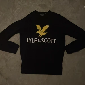 Svart lyle and scott sweatshirt  - Bra skick  Svart Storlek smal