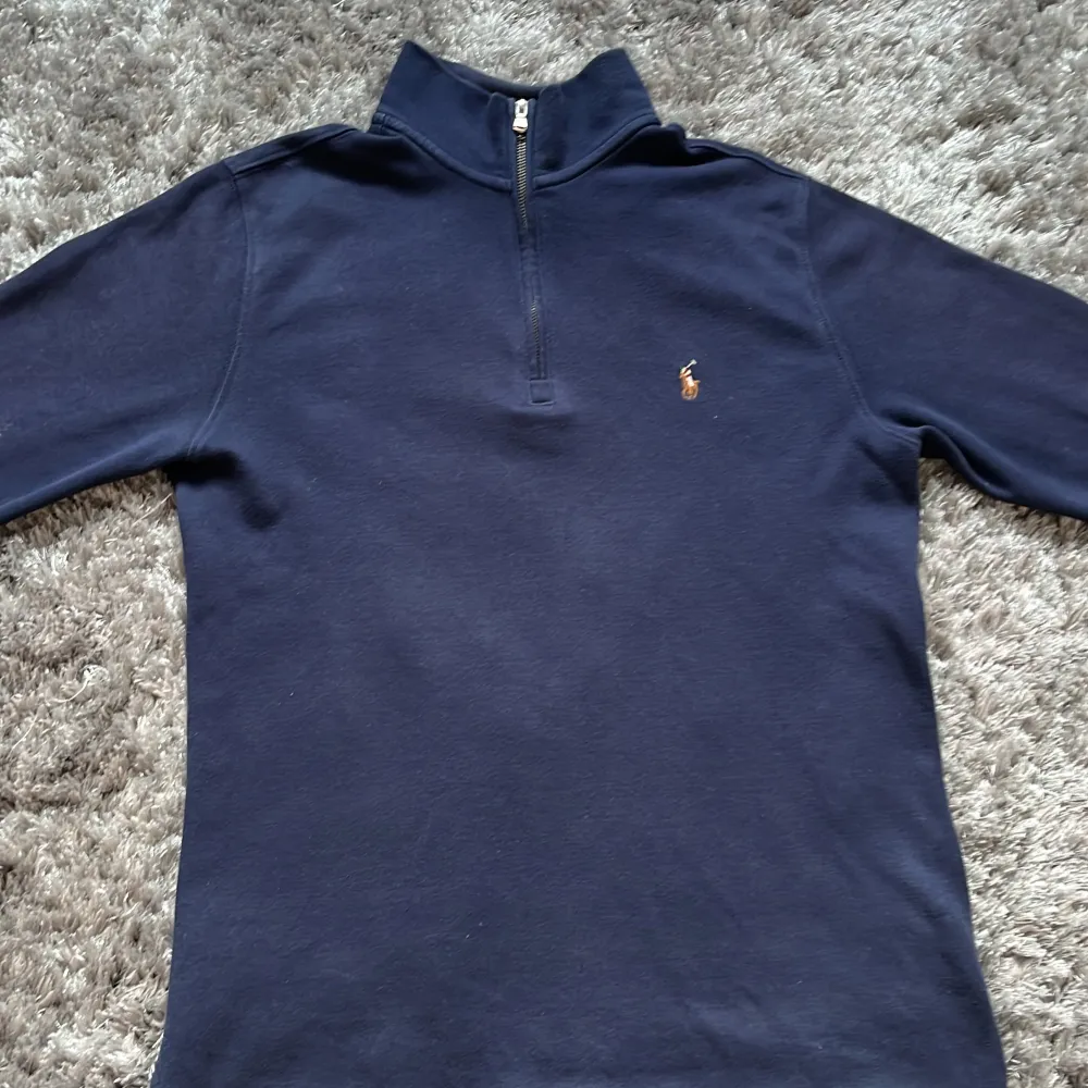 Säljer en snygg mörkblå tröja från Ralph Lauren med halv dragkedja. Perfekt för både vardag och lite finare tillfällen. Passar även XS. Orginal pris 2200kr Tröjan är i 9/10 skick. Hör av er vid fler frågor eller bilder. Priset kan alltid diskuteras.. Tröjor & Koftor.