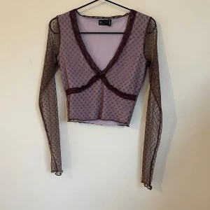 Lila v-neck mesh top - Cropped top. Väldigt snygg och passar till mycket. Lite liten i storleken vilket är varför jag säljer.  Endast testad inte använd - nyskick!