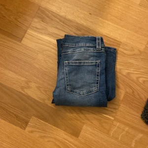  Bootcut Gina Young jeans  -  Säljer de här fina jeansen från Gina Tricot storlek 164 säljer dom för att de har blivit förkorta för mig ❤️SKRIV TILL DIG INNAN KÖP
