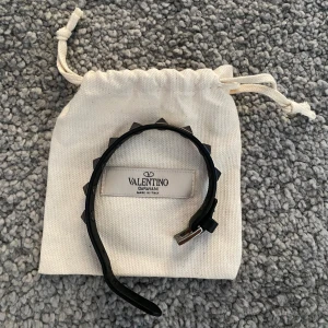 Valentino armband  - Svart valentino armband i toppenskick, använd fåtal gånger och dustbag medföljer, pris kan diskuteras