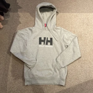 Helly Hansen hoodie  - Säljer min Helly Hansen hoodie. Inga defekter. Skön och varm nu till vintern 