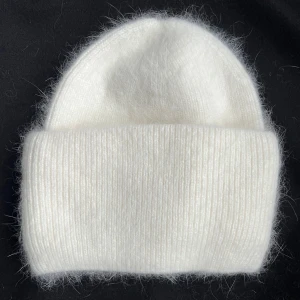 Vit mössa  - Mohair blandning jättemjuk och skön 