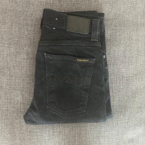 Nudie Jeans - Tja! Söljer ett par svarta nudie jeans grim trim i storlek 31 väldigt bra skick. Skriv om ni har frågor!