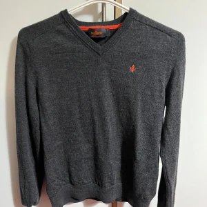 Morris - Säljer nu min Morris tröja i storlek S, nu den har blivit liten på mig. Ny pris 1799 mitt pris är 449 och priset kan deskuteras.