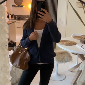 Blå kofta  - En super snygg mörkblå kofta från Filippa k med knäppe längst ned🍂🍁🧡