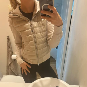 Parajumper dunjacka/tröja  - Säljer min helt nya parajumper jacka som är helt perfekt för hösten🙌🏻Helt ny skick och har inga defekter 💗Är så himla snygg men kommer helt enkelt inte till användning 🤩är i storleken XS men passar perfekt som en S också 😍😍Köpt för ca 3500kr 