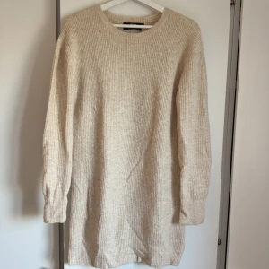 Stickad klänning - Stickad klänning, beige! Wool blend ❣️