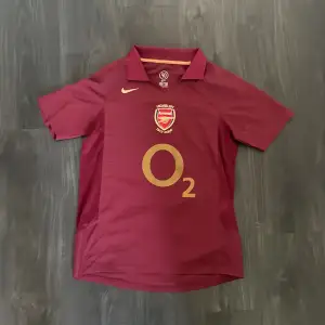 Denna t shirten är retro och är en arsenal tröja från 03-04. Spelaren på ryggen är Henry N14 och den är helt äkta. Köpt för 1100 säljs för betydligt mycket billigare 399 kr🔥