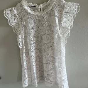 Spets topp - Vit spets top från Vero Moda, stolek S