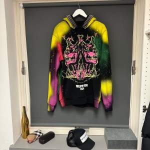 Säljer en skitnice hoodie från Philipp Plein i storlek xl. Den har ett färgstarkt mönster i gult, rosa och grönt med ett häftigt tryck av två bulldogs på framsidan. Huvan är dekorerad med nitar för en extra edgy look. Perfekt för att sticka ut i mängden! Köpte den i butik själv för 13.000kr (kvitto) och har bara använt den 1 gång så den är precis som ny. Passar även bra för dig som är både M och L (jag är själv M) 😊