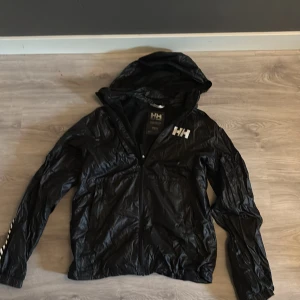 Helly Hansen jacka - Helly Hansen jacka/windbreaker som är riktigt fet om du frågar mig, passar runt 170-182 eftersom den går att justera i midjan
