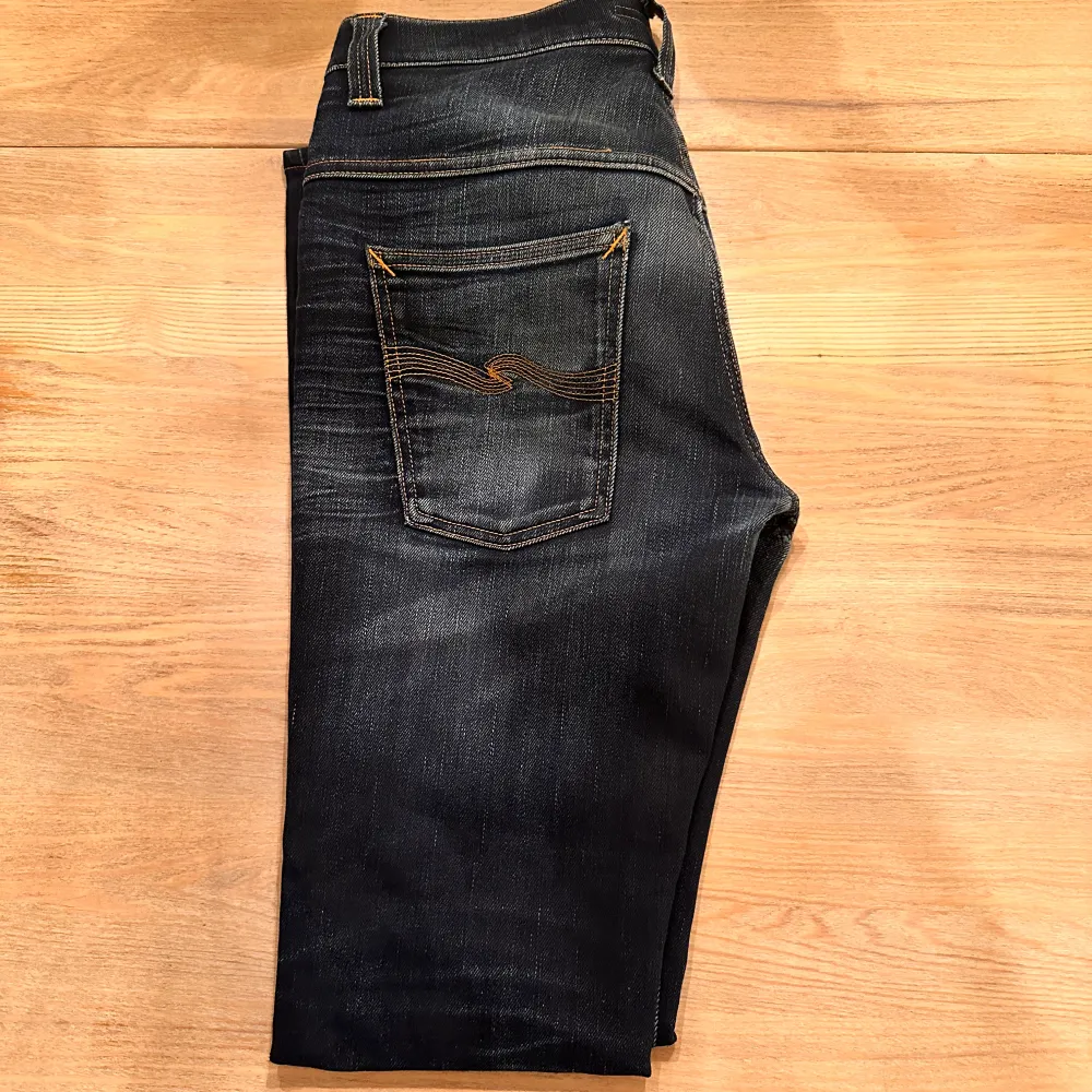 Tja säljer nu mina nudie jeans. Dåligt ljus så vill förtydliga att jeansen är mörkblåa! Skicket är 8/10. Hör av dig! Storlek 32/34 Nypris 1600kr. Jeans & Byxor.