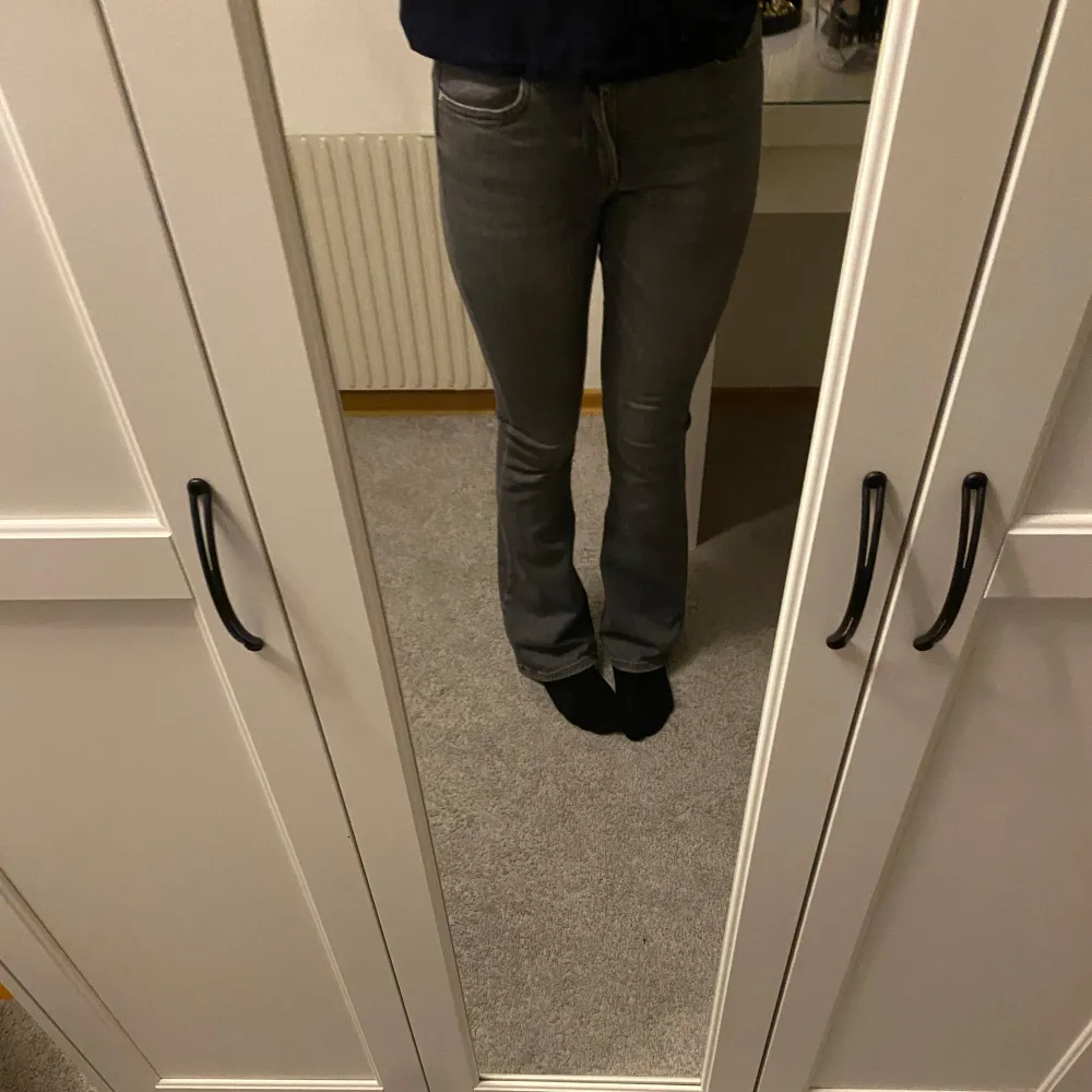 Midwaist bootcutjeans från Only. Längden passar mig som är 170 cm. Fint skick. Storlek S, längd 32. Jeans & Byxor.