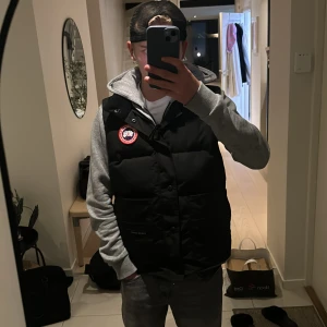 Canada Goose - Tjena, en väst som ja har använt i cirka en månad ungefär, säljer den för att ja inte gillar den riktigt o tror att det passar på ngn annan istället. Skick 9,10 en knapp är lite löst men det funkar. Jag är 1,77 lång.