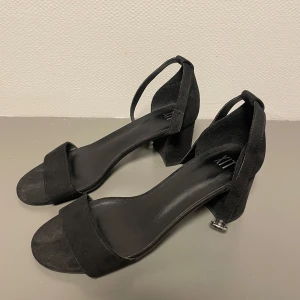 Klackskor - Säljer dessa fina klackskor använda 2 gånger. Otroligt sköna