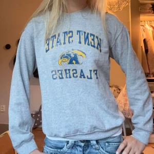 Tröja - Grå sweatshirt med tryck❤️ superfint skick!