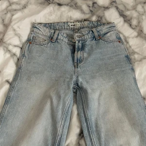 Ljusblå jeans från new yorker  - ljusblå jeans från new yorker i storlek XXS. Finns dock två små hål vid högra fickan. Kolla bild 5 💞