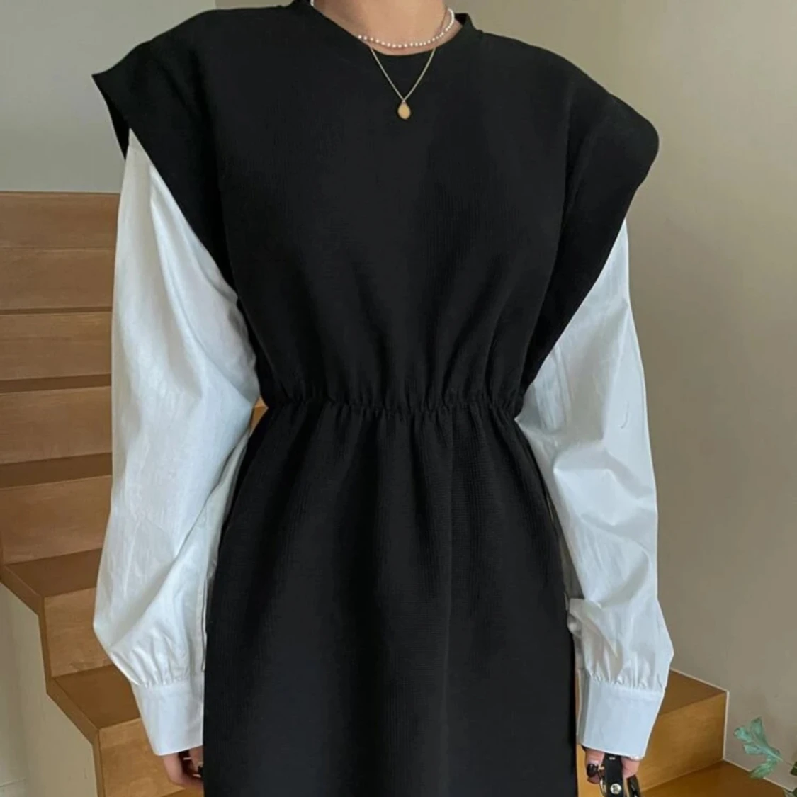 Svart kortklänning med vita ärmar - 90